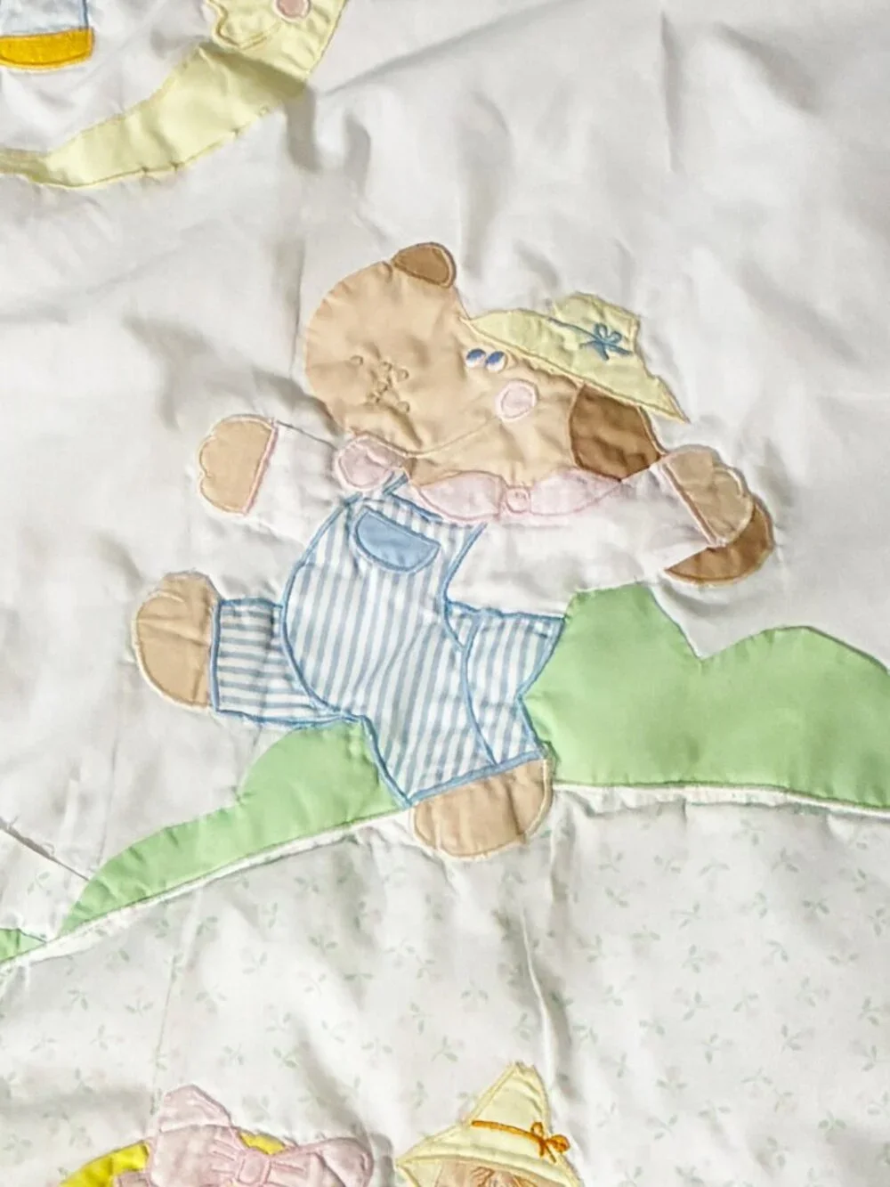 Vintage House of Hatten Hey Diddle Diddle Baby Embroidered Crib Comforter